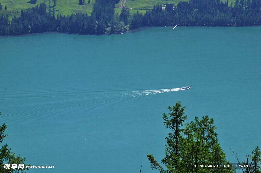 湖光山色中快艇破浪前行