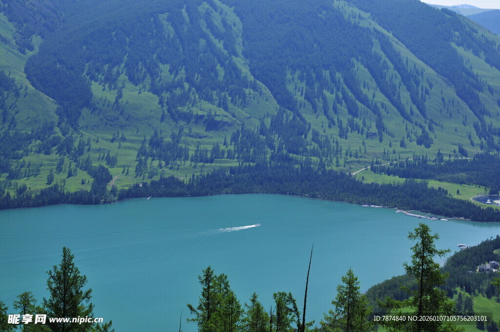 高山环绕的碧蓝湖泊
