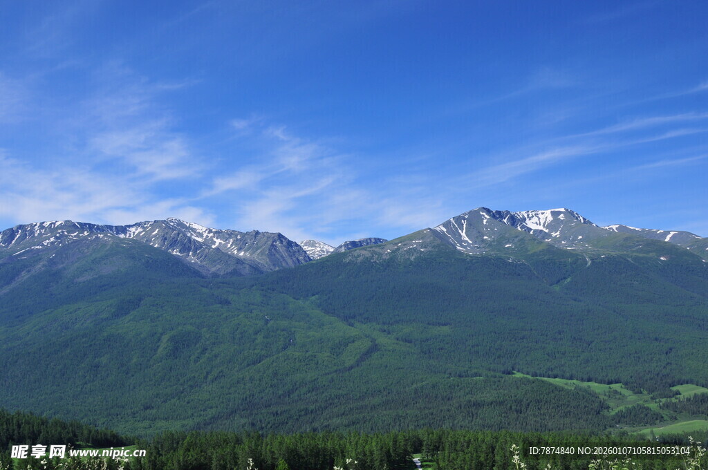 壮丽山景 蓝天白云相伴