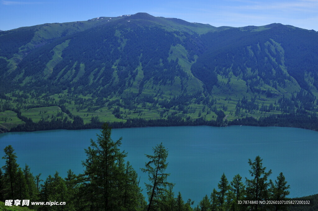 高山下的碧蓝湖泊
