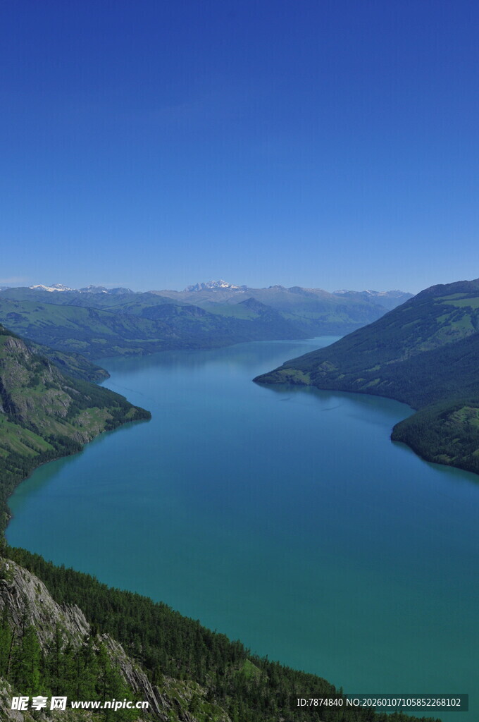 高山下的碧蓝澄澈湖泊