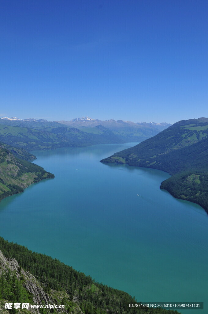 壮丽湖景与山脉风光