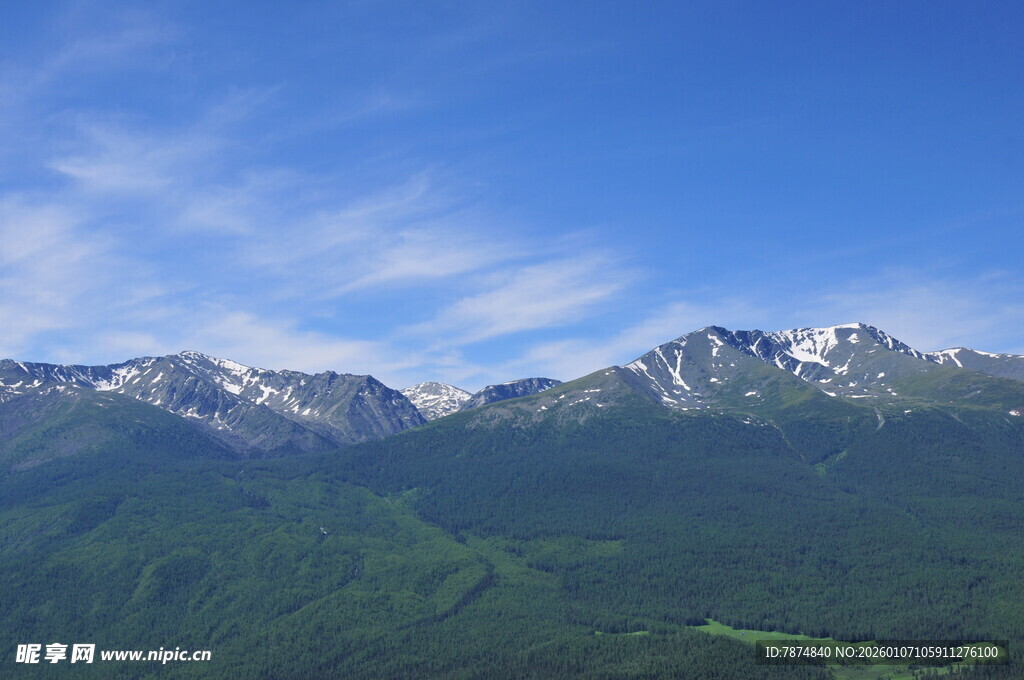 壮丽山景 蓝天白云绿意浓