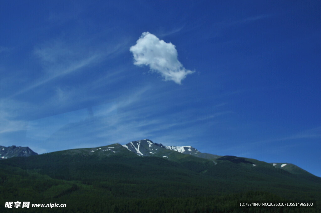 蓝天雪山间的孤云