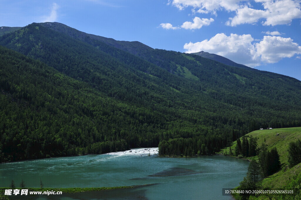 青山绿水间的美丽湖泊