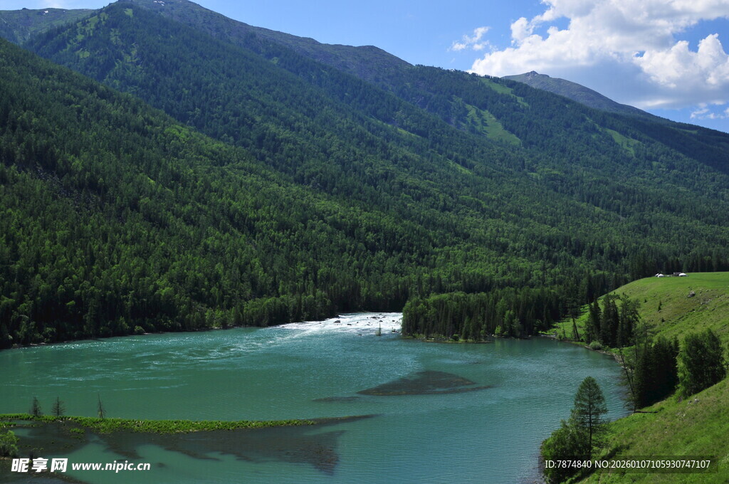 山间碧绿湖泊美景