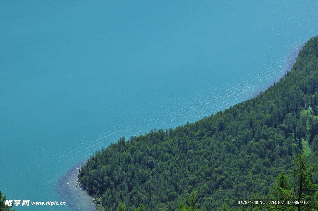青山环抱的湛蓝湖水