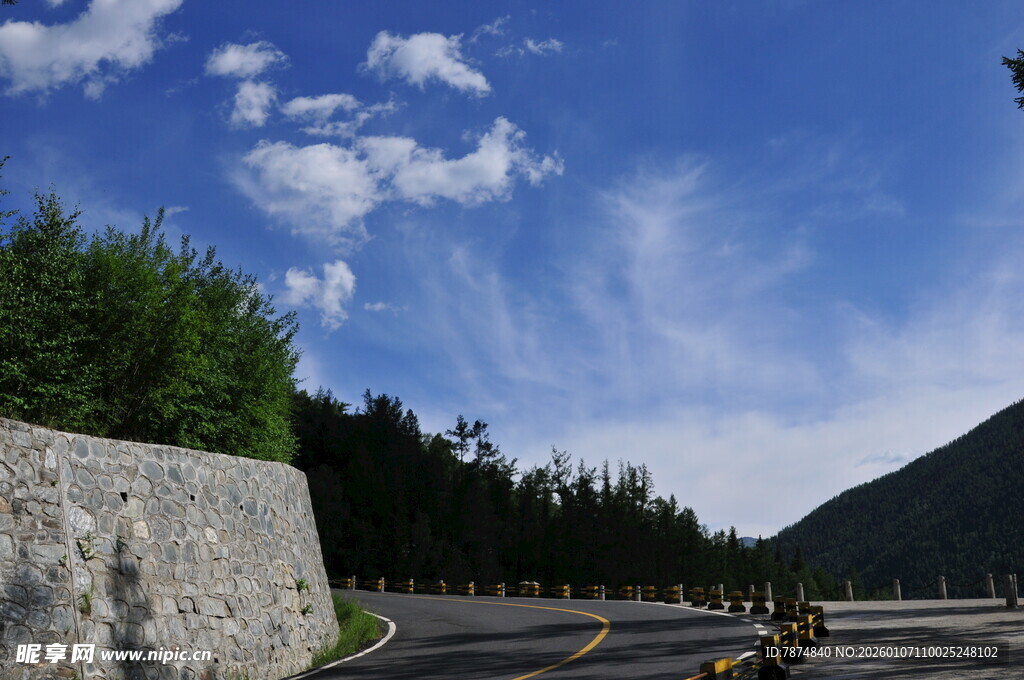 山间公路旁的石墙与蓝天
