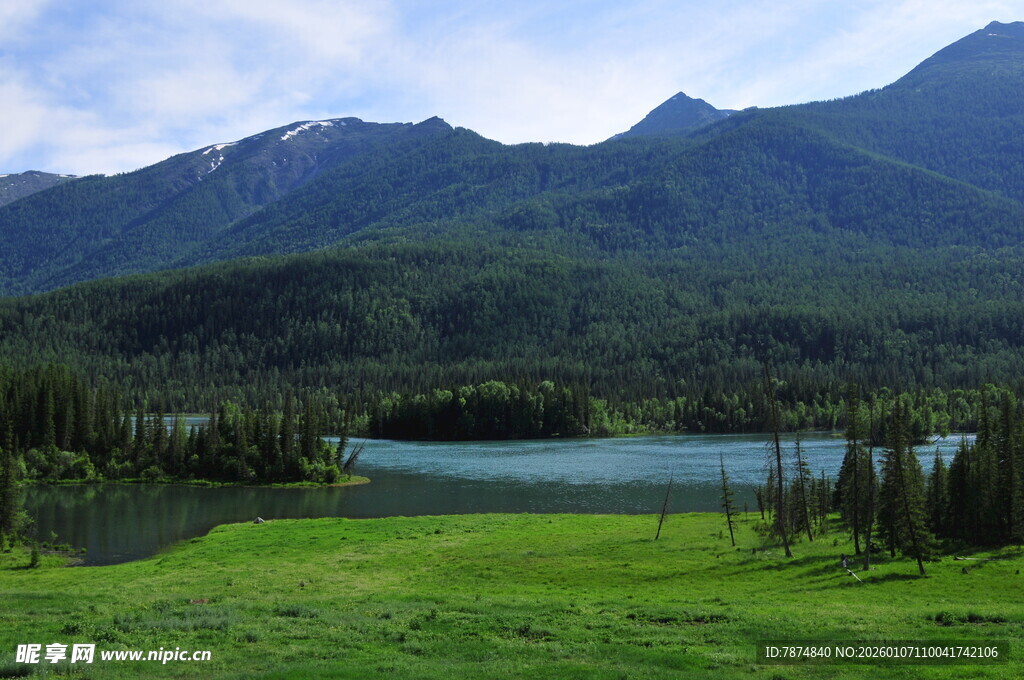 山间湖畔的秀丽自然风光