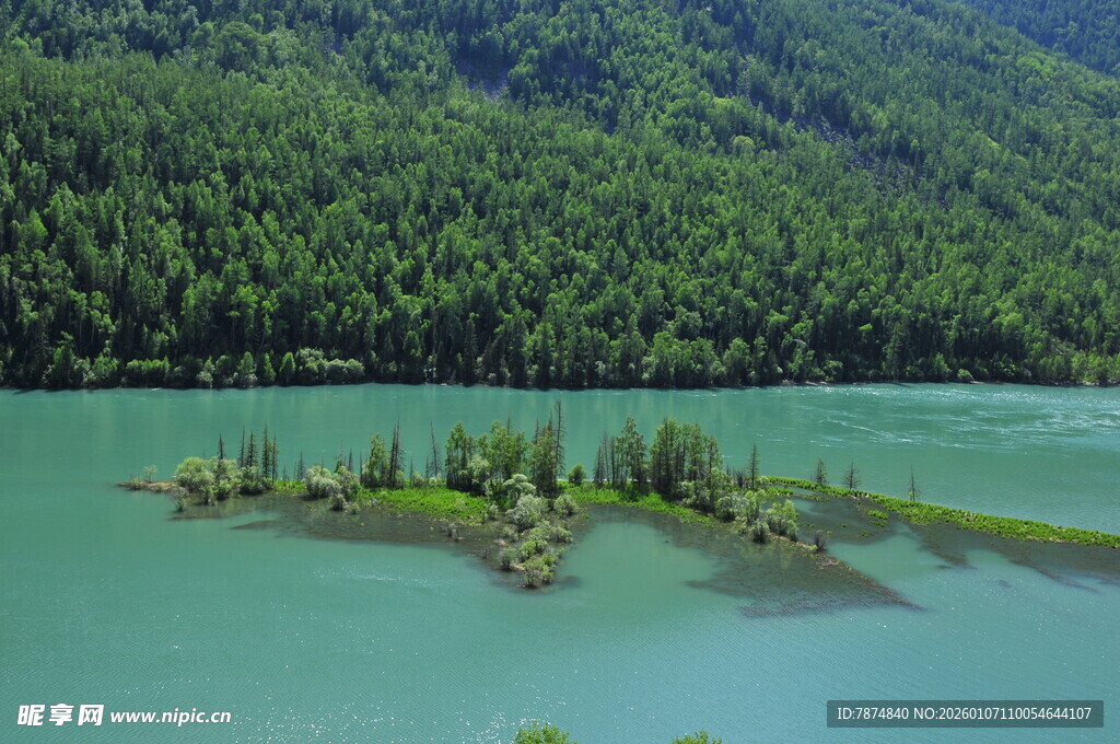 翠绿山林环绕的碧绿江心岛