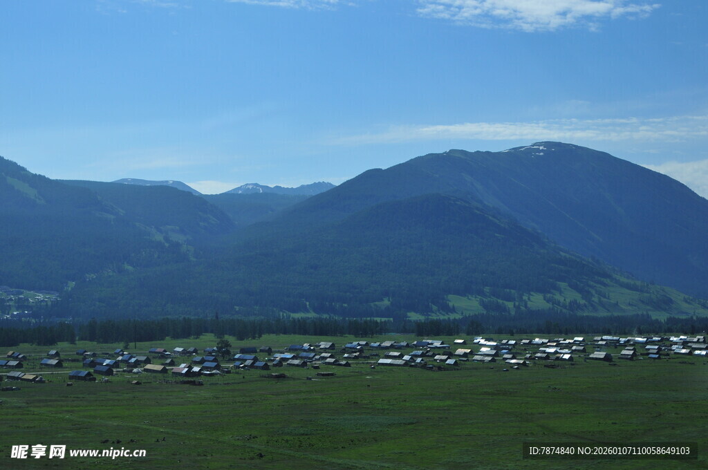青山下的广袤绿野风光