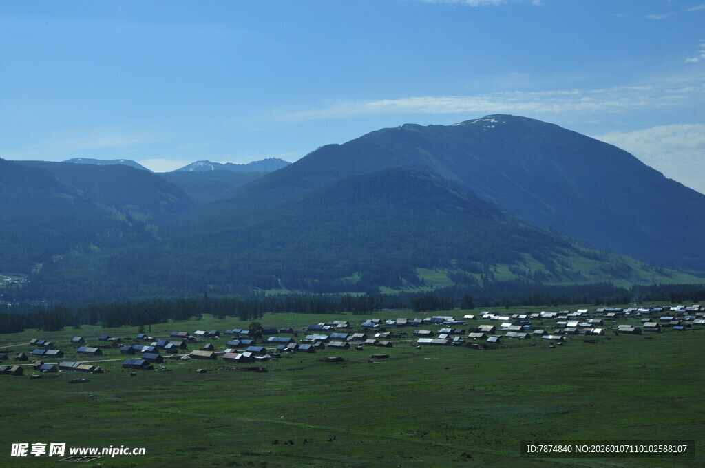 山间绿野中的村落风光