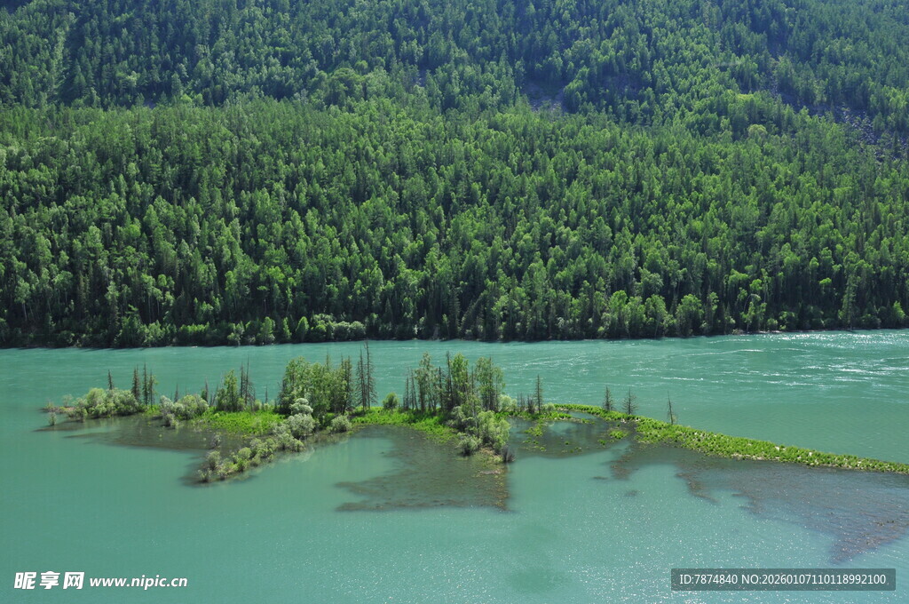 青山绿水间的湖心小岛