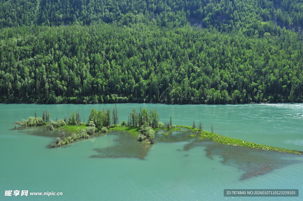 翠绿山林环绕的碧绿水域