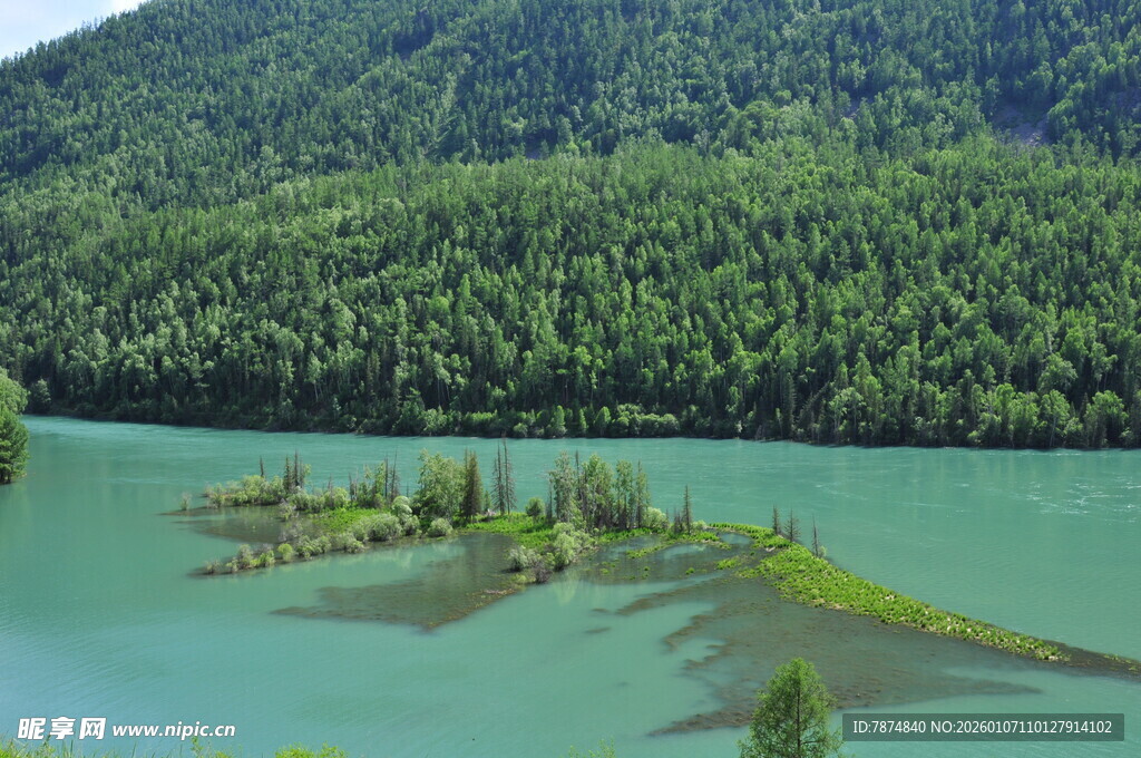 青山绿水间的美丽湖景