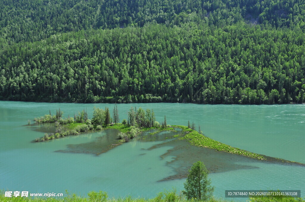 青山环绕的碧绿湖心小岛