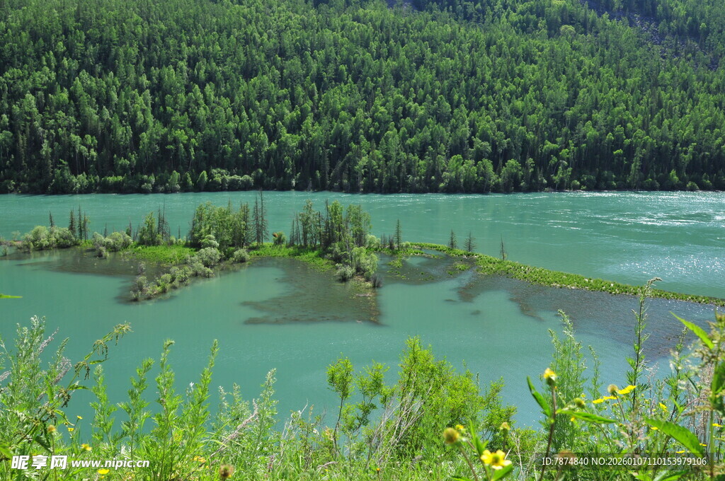 青山绿水间的秀丽湖景