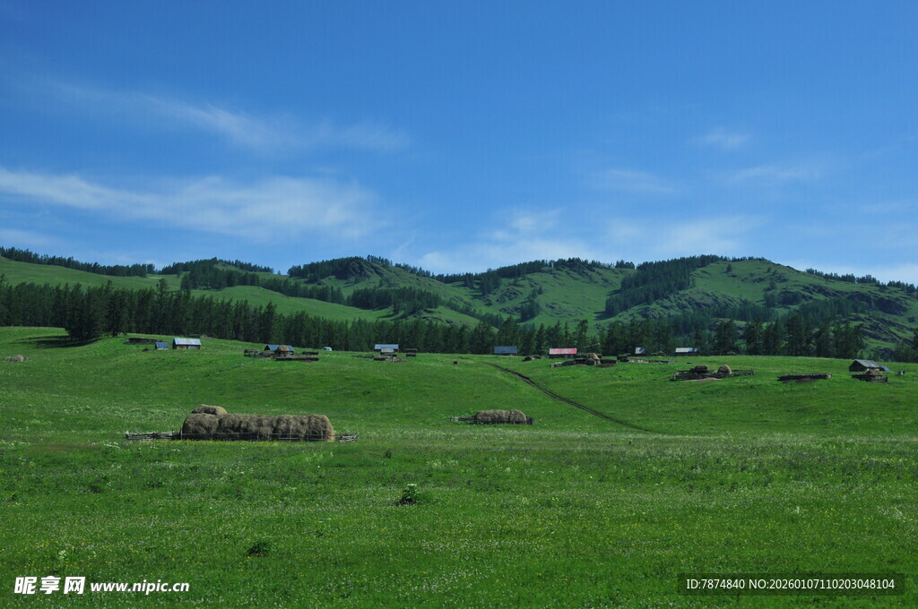 草原风光 远处山峦与草垛