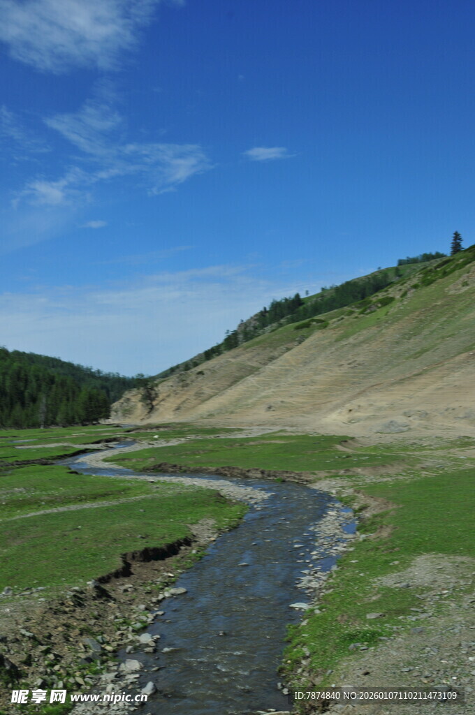 山间溪流穿草地
