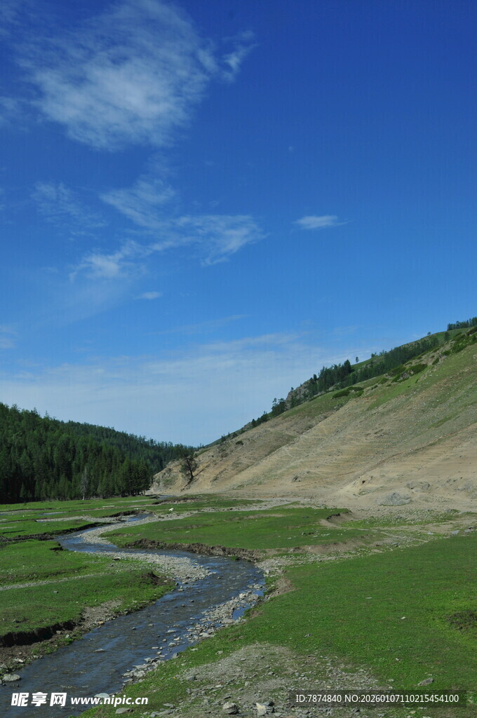 山间蜿蜒小河 绿野蓝天