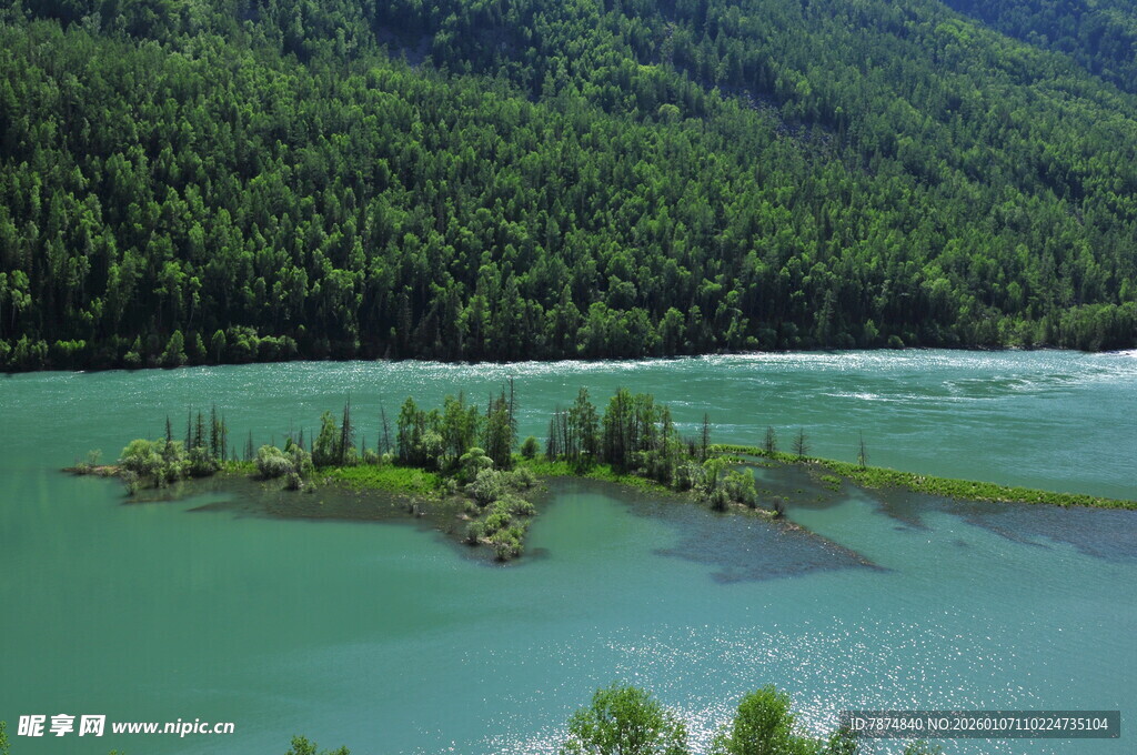 青山绿水间的秀丽河中小岛