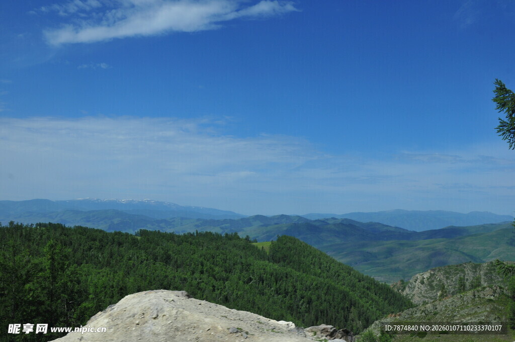 山巅远眺的壮美风光