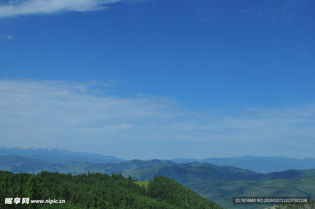 青山蓝天间的壮美山景