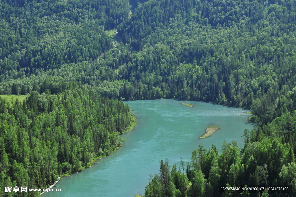 青山环抱的蜿蜒碧绿河流