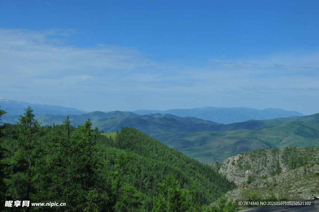 青山蓝天间的壮美山景