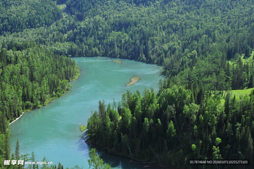 青山环抱的碧绿蜿蜒河流