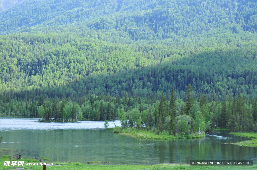 青山环抱中的静谧湖泊