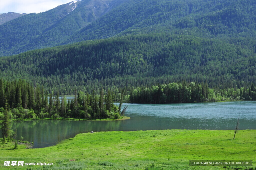 山间湖畔的绿野风光