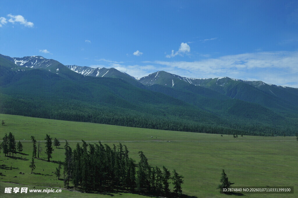 广袤草原与远处山峦美景