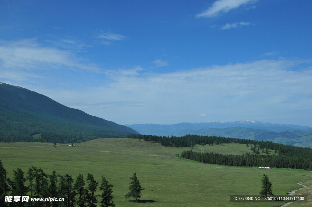 广袤草原与远山蓝天美景