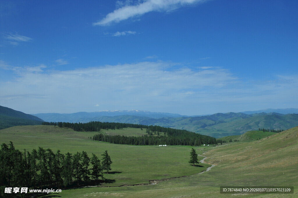 草原风光 远处山峦与蓝天