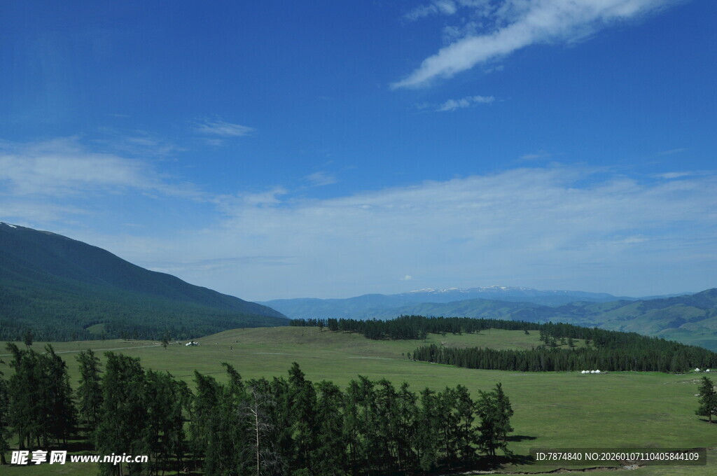 草原山林间的开阔美景