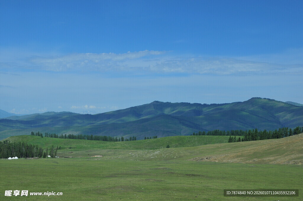 广袤草原与远处山峦美景