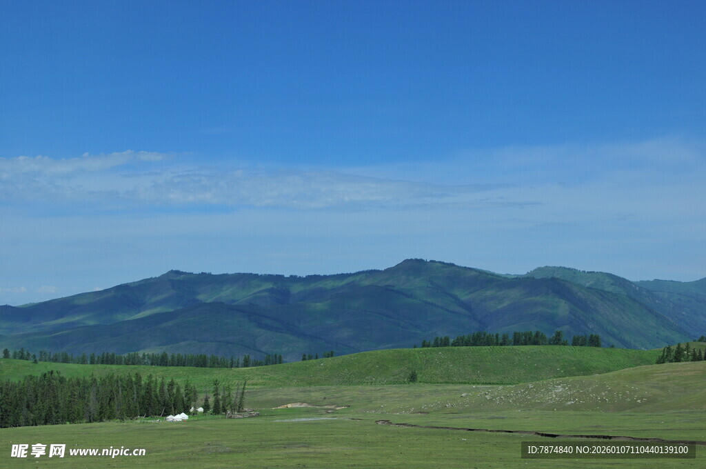 草原远山蓝天美景