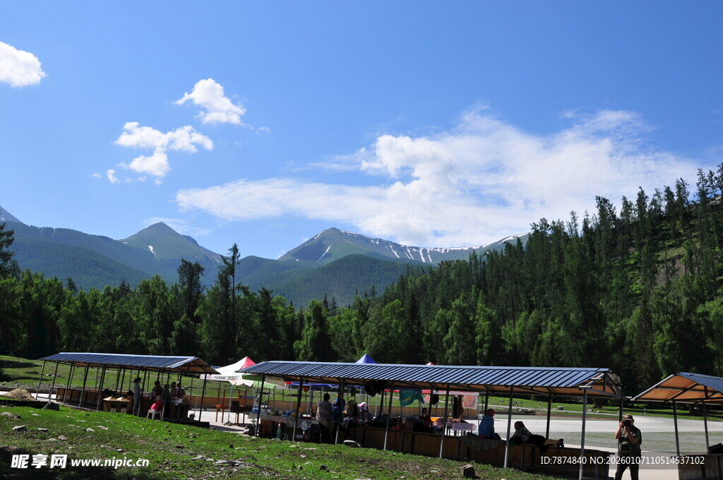山间谷地中的秀丽木屋