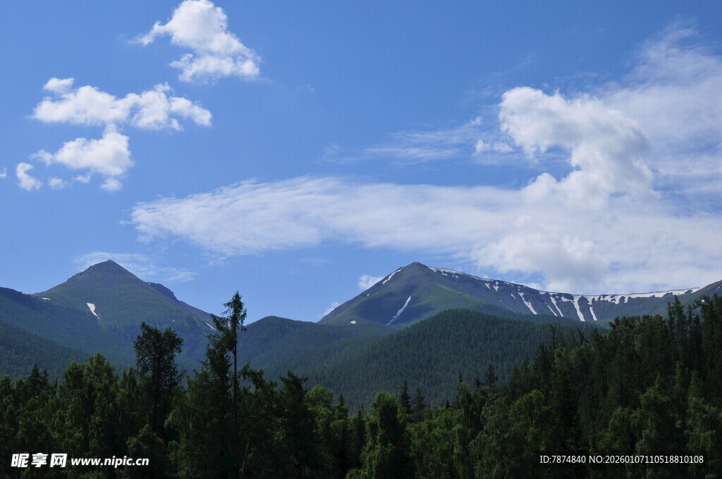蓝天白云下的山林与远山