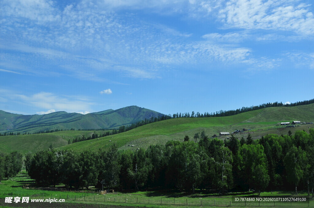 青山绿树间的蓝天美景