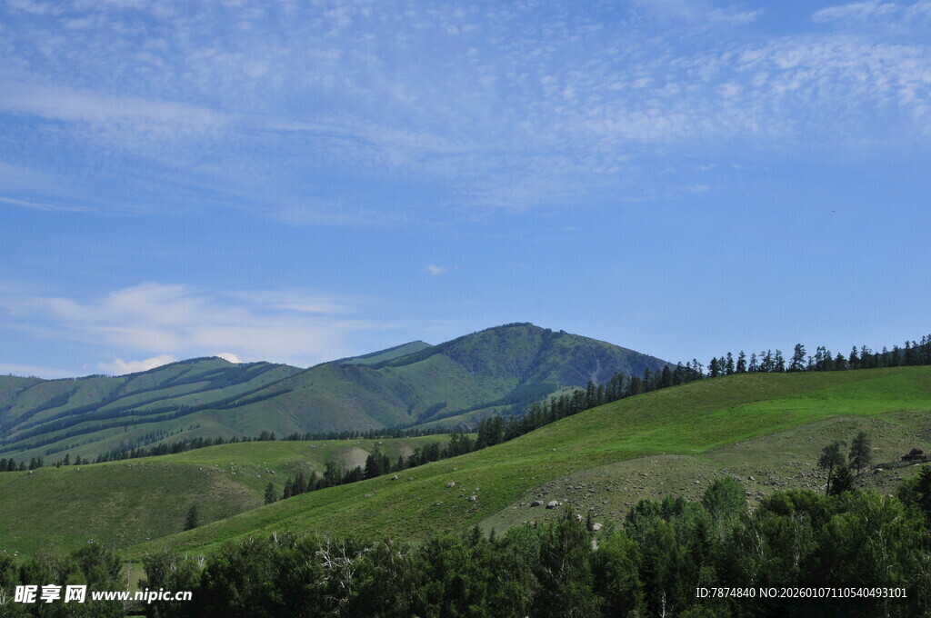 青山绿野间的秀丽风光