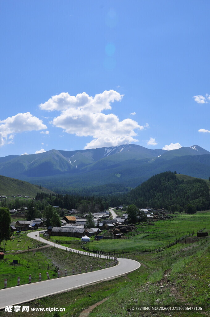 山间村落美景 蜿蜒公路穿行