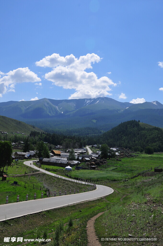 乡村公路旁的美丽山村景色