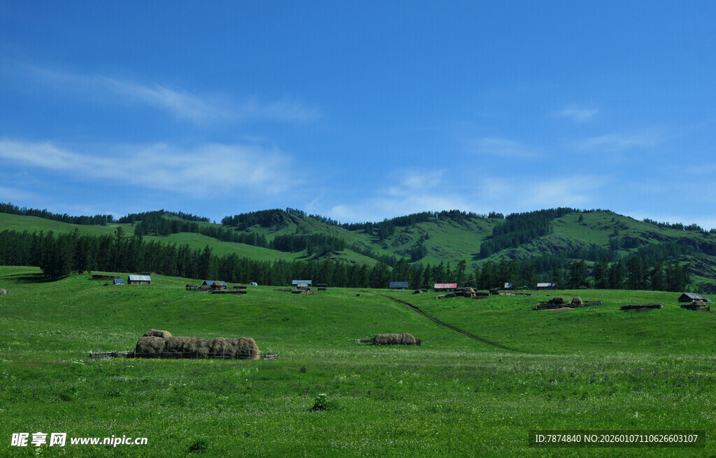 草原风光 远处山峦与草垛