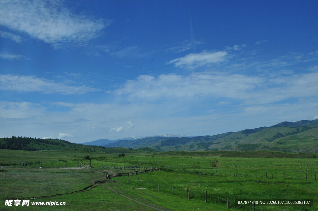 广袤草原上的蓝天白云