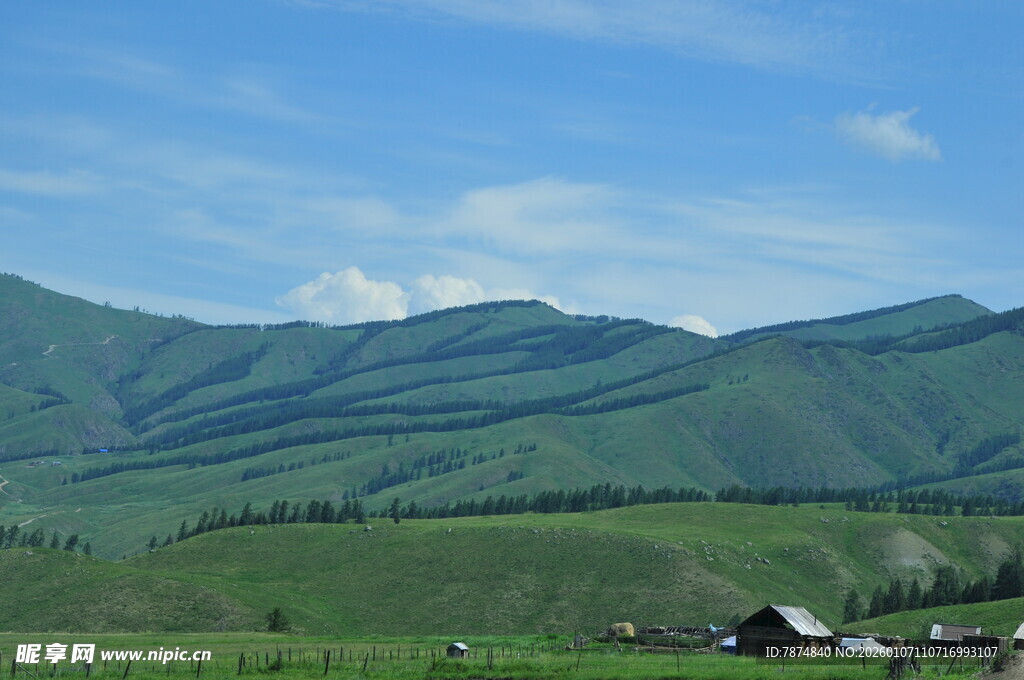 草原山峦间的宁静村落