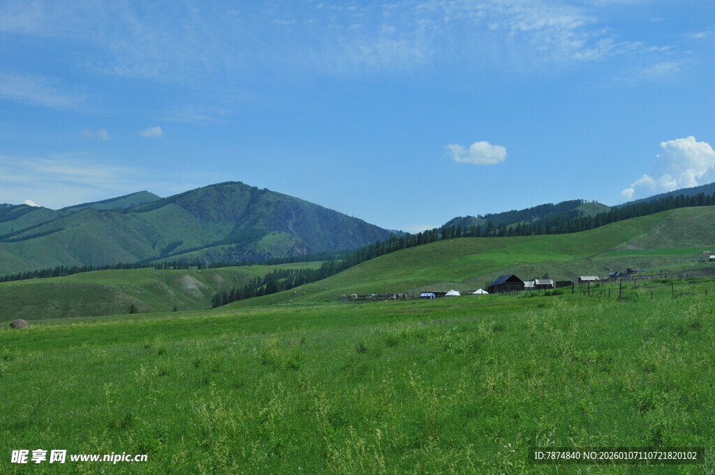 草原风光 远处山峦与房屋