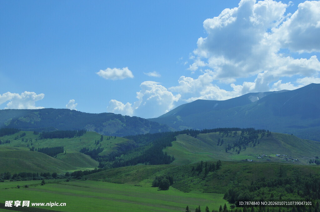 草原山峦蓝天美景