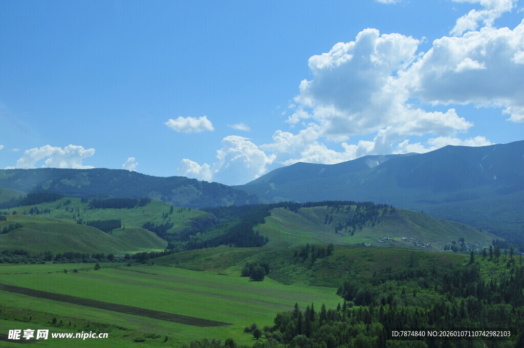 青山绿野间的蓝天白云
